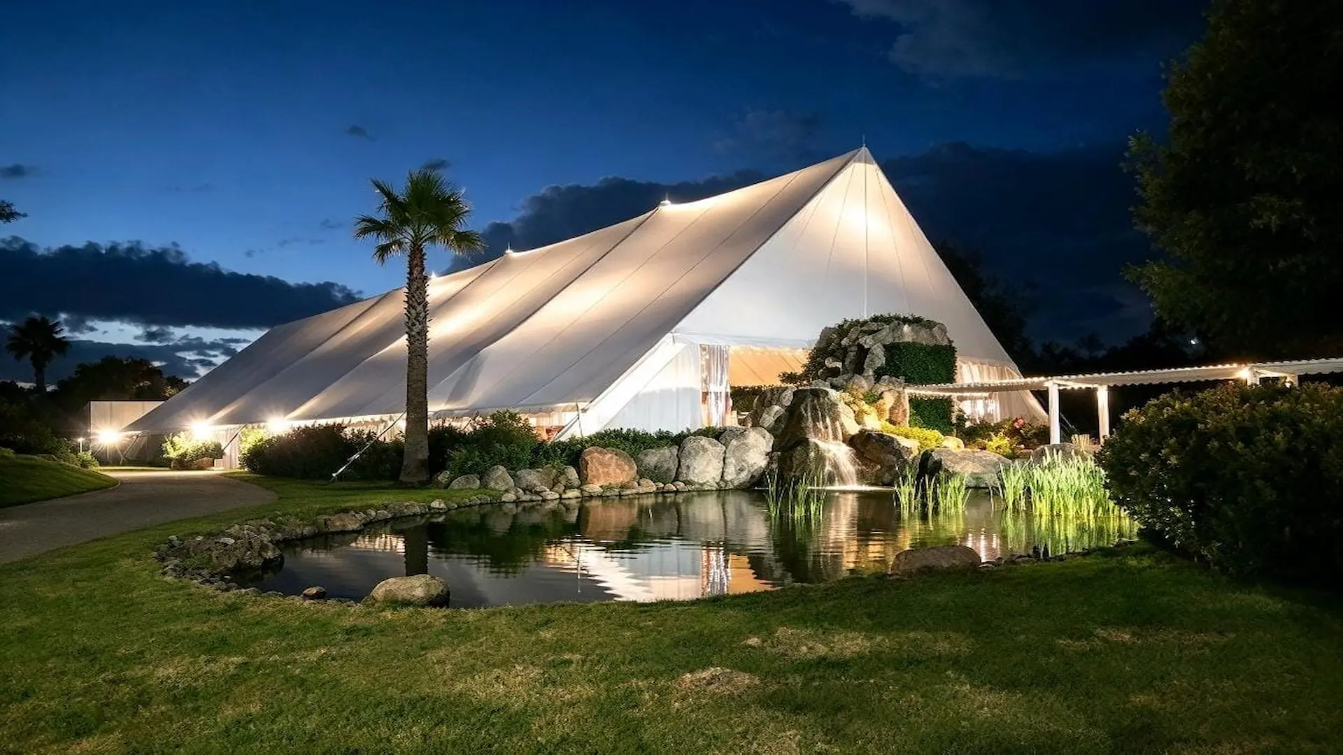 Salón de eventos con decoración floral y cortinas elegantes