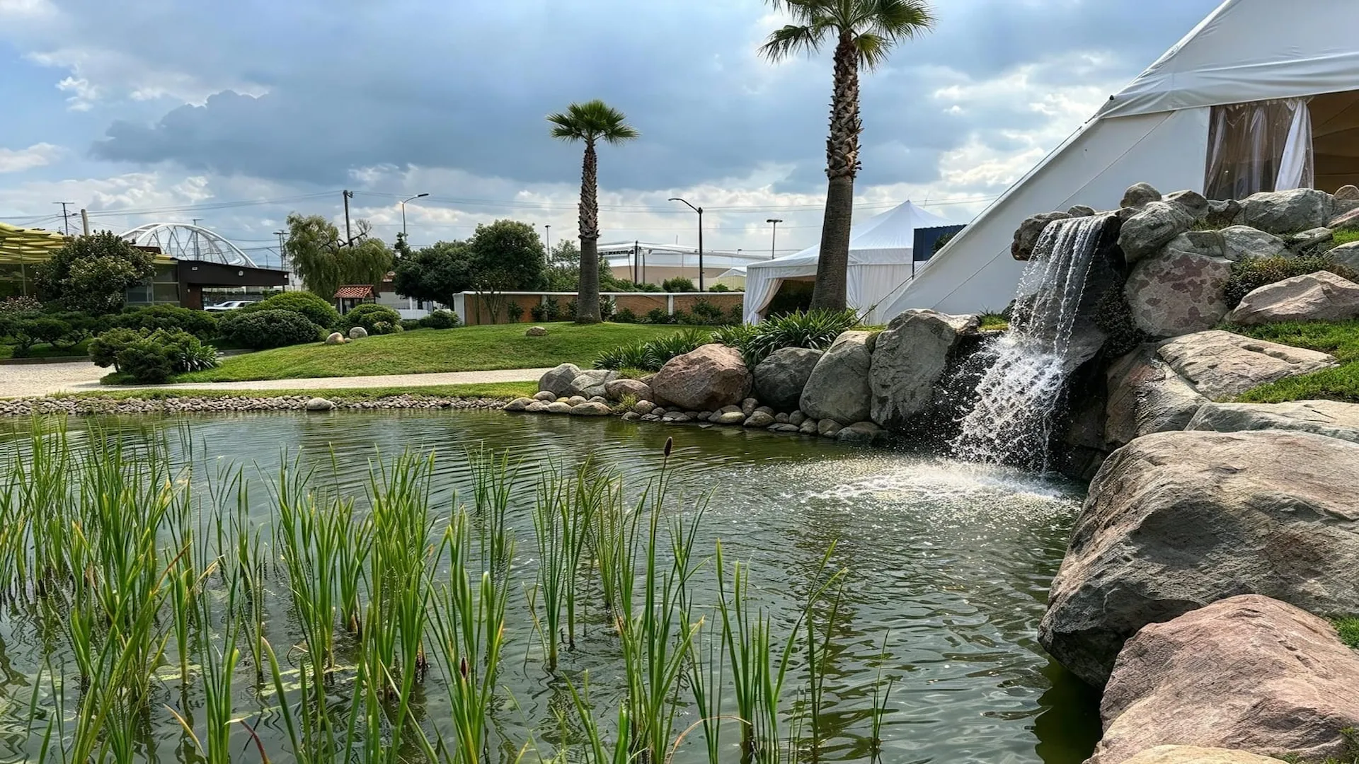 Cascada natural con lago en el jardín de eventos