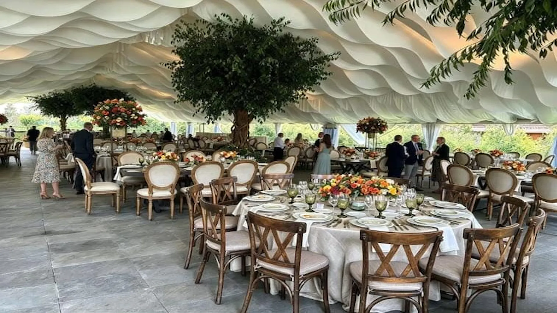 Comedor elegante con mesas redondas y decoración floral