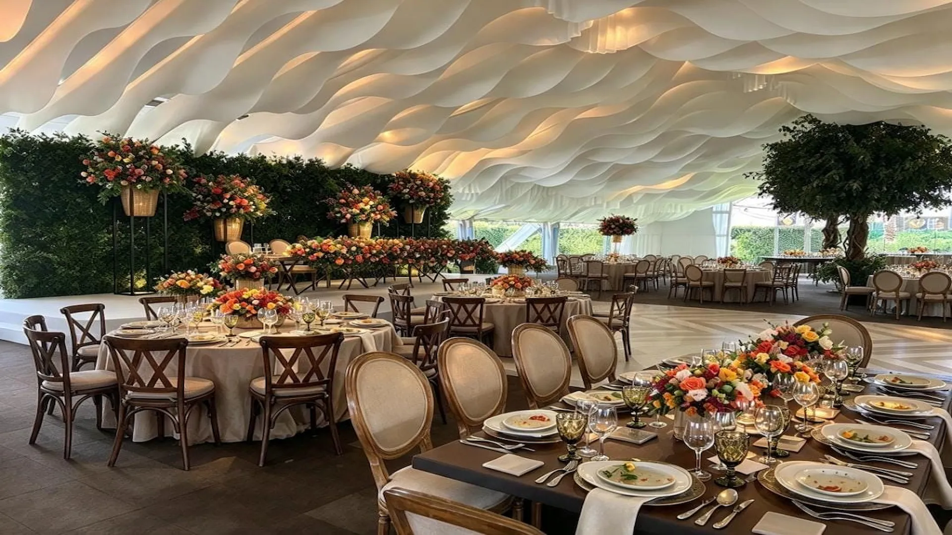Terraza cubierta con mesas para eventos